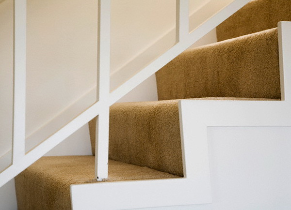 Ковролин на лестницу в доме: как укладывать?