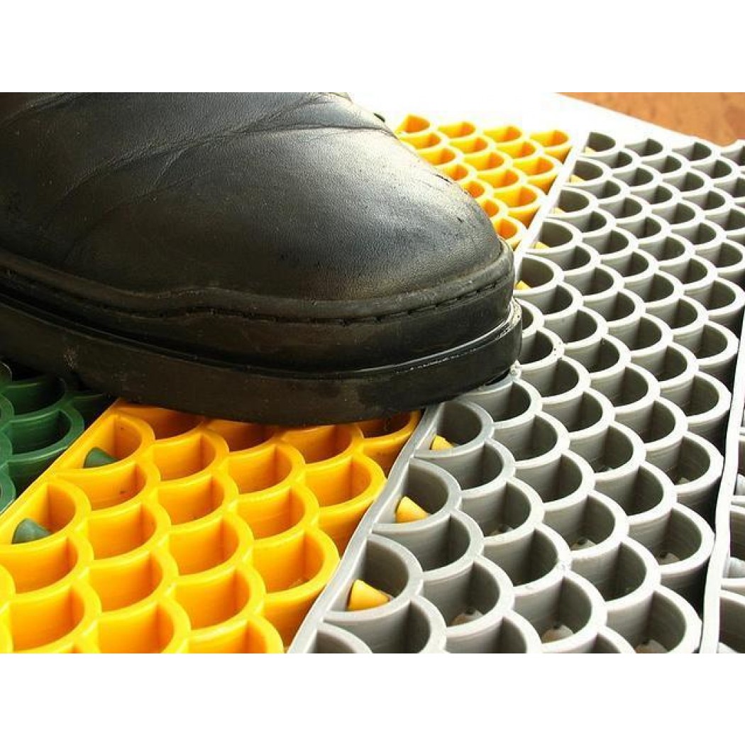 Полимерный материал обувь. Резиновый коврик для обуви. Коврик пластиковый решетчатый. Пластиковый коврик для обуви. Резиновый коврик под обувь.